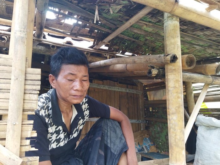 ahmad-warga-pandeglang-yang-tinggal-di-gubuk-mirip-kandang-kambing-selama-5-tahun-terakhir-arisdetikcom-1744710434821_43