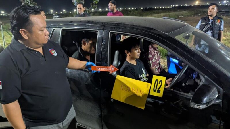 polisi-rekonstruksi-kasus-sopir-taksi-online-dibunuh-2-pelaku-begal-secara-keji-di-pik-2-tangerang-tersangka-melakukan-aksi-ke-1745679327277_169