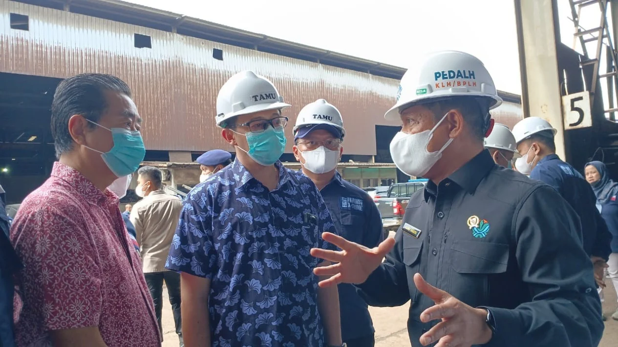 68300869df515-menteri-lingkungan-hidup-hanif-mengamuk-di-pabrik-peleburan-baja_banten