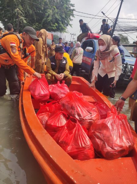 52967pastikan-kebutuhan-warga-terdampak-banjir-terpenuhi-pemkot-tangerang-distribusikaan-5-755-bantuan-permakanan-dan-245-logistik-529671