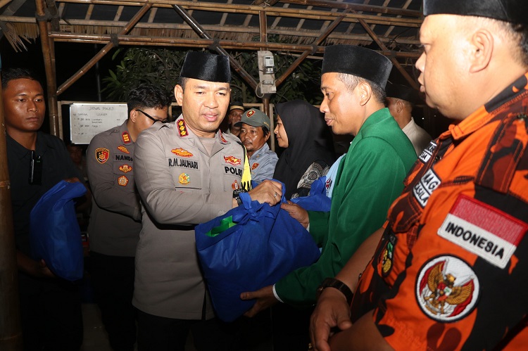 Kapolres Metro Tangerang Kota, Kombes Raden Muhammad Jauhari menghadiri acara Ngopi Kamtibmas yang digelar di KWT Adidaya PIK2, Kampung Gili Miring, Desa Kampung Melayu Barat, Kecamatan Teluknaga, Kabupaten Tangerang, Kamis (11/9/2025) malam. (Foto: Aktual Tangerang)