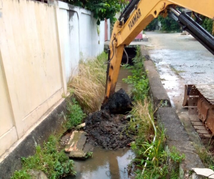 Alat berat dikerahkan untuk mengeruk sampah di Perumahan RW 06, Perumahan Reni Jaya, Kelurahan Pondok Benda tengah, yang mengakibatkan banjir. (Foto: Robby/Aktual Tangerang)