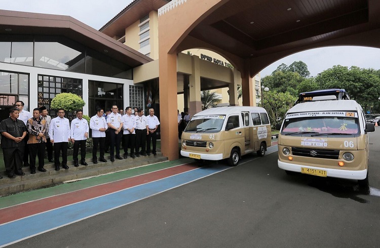 Angkot Si Benteng hadir di Tangerang dengan tarif yang terbilang muraj, Rp2.000, pembayaran QRIS, dan 11 rute strategis. (Foto: Humas Pemkot Tangerang)