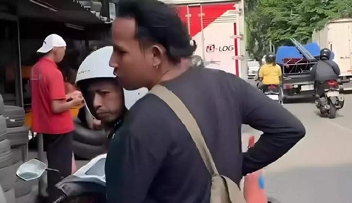 Viral di media sosial, sekelompok yang diduga berprofesi sebagai debt collector berusaha merampas motor warga di Jalan Raya Serang, Kecamatan Cikupa, Kabupaten Tangerang, Banten. (Foto: Tangkapan layar Instagram)