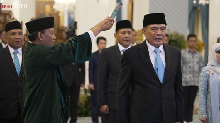Presiden Prabowo Subianto melantik Letjen TNI (Purn) Djamari Chaniago sebagai Menteri Koordinator Bidang Politik, Hukum, dan Keamanan (Menko Polkam) dalam Kabinet Merah Putih. Pelantikan berlangsung di Istana Negara, Jakarta, Rabu (17/9/2025) sore. (Foto: Biro Pers Setpres RI)