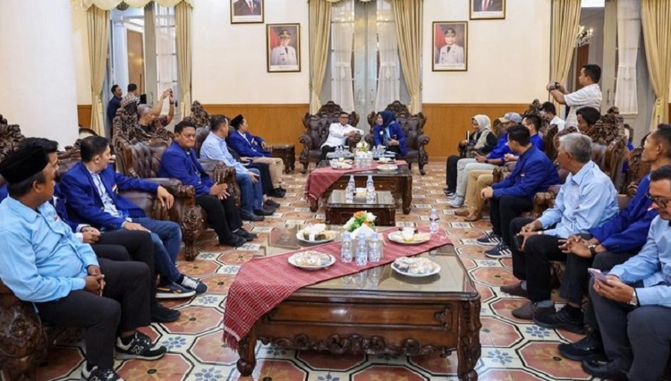 Himpunan Nelayan Seluruh Indonesia (HNSI) Provinsi Banten bertemu dengan Gubernur Banten Andra Soni. Dalam pertemuan tersebut HNSI Banten mengeluhkan sulitnya mendapatkan BBM subsidi. (Foto: Dok Pemprov Banten)