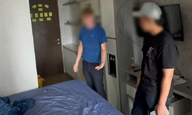 Kantor Imigrasi Kelas I Khusus Non TPI Tangerang mendeportasi empat warga negara Inggris yang kedapatan bekerja di Indonesia dengan menggunakan visa kunjungan. (Foto: Dok Imigrasi Tangerang)