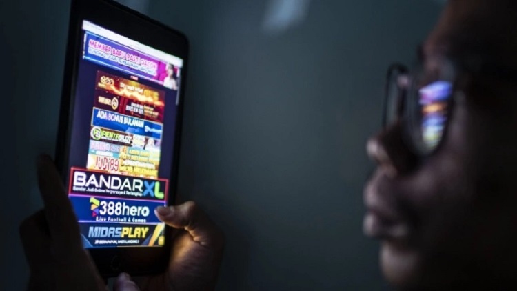 Penerima bansos yang ketahuan main judi online akan dicoret. Namun, mereka masih diberi kesempatan reaktivasi bansos. (Foto: ANTARA)