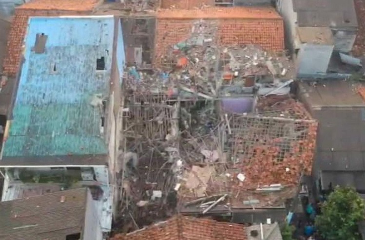 Ledakan terjadi di Jalan Talas II, Pondok Cabe Ilir, Tangerang Selatan, menyebabkan sejumlah rumah penduduk rusak dan warga terluka. Diduga asal ledakan dari sebuah tabung gas.