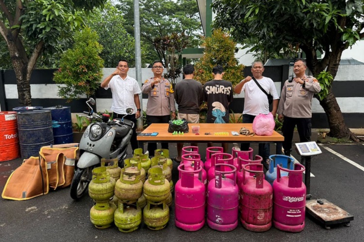 Polsek Pinang menggerebek rumah kontrakan di Tangerang yang digunakan sebagai tempat mengoplos gas elpiji subsidi. (Foto: Dok Polsek Pinang)
