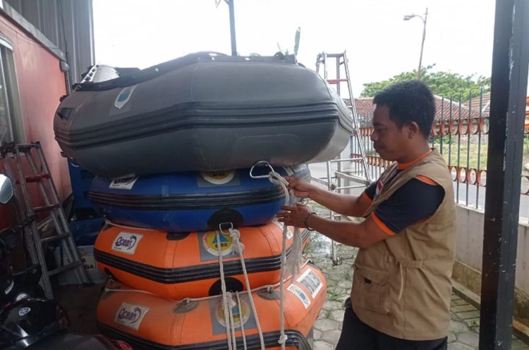 Petugas BPBD Lebak, Banten, mengecek kesiapan peralatan evakuasi mengantisipasi terjadinya bencana alam seiring meningkatnya potensi hujan deras dan angin kencang. (Foto: ANTARA)