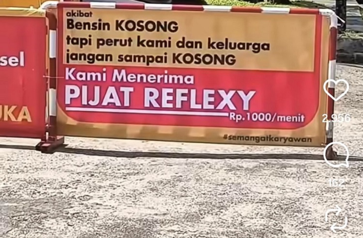 Sebuah spanduk bertuliskan “pijat reflexy Rp1.000 per menit” sempat terpampang di SPBU Shell Sektor 7 Bintaro, Tangerang Selatan. (Foto: Instagram)