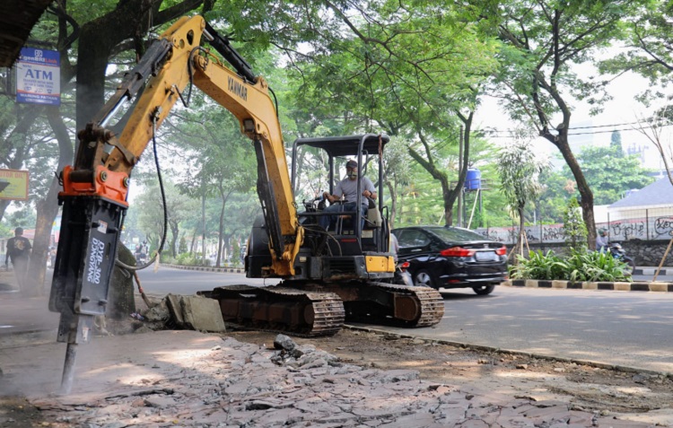 Kejaksaan Negeri (Kejari) Tangsel mengawasi proyek trotoar Ciater senilai Rp7,1 miliar karena diduga terjadi penyelewengan material dan alat. (Foto: Dok Pemkot Tangsel)