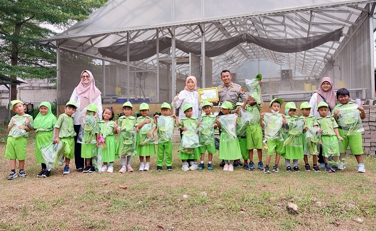 TK Islam Bhina Bangsa kunjungi AAA Hidroponik Cinangka, ajarkan siswa menanam sayuran dan hidup sehat sejak dini. (Foto: Istimewa)