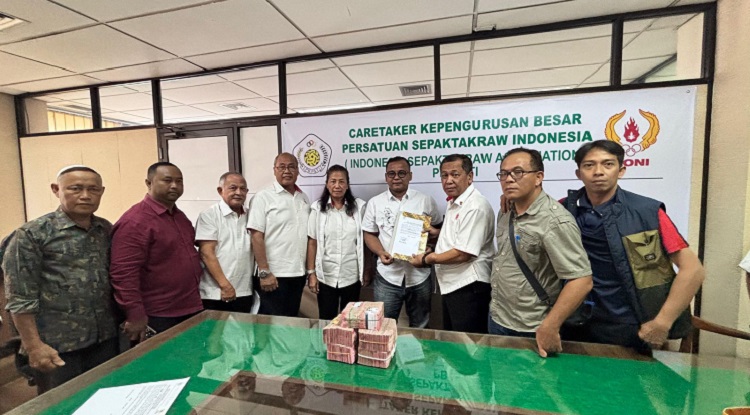 Rudiyanto Manurung (keempat dari kanan) resmi menyerahkan berkas pencalonan Ketua Umum Persatuan Sepak Takraw Indonesia (PSTI) periode 2025–2029 ke KONI Pusat. (Foto: Istimewa)