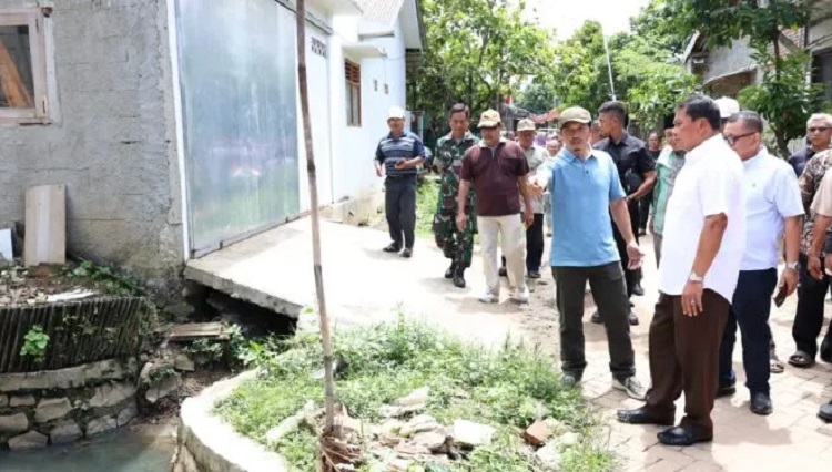 Bupati Tangerang, Moch Maesyal Rasyid, meninjau genangan air di Perumahan Cisoka Indah Regency dan berdiskusi soal penanganan banjir. (Foto: Istimewa)
