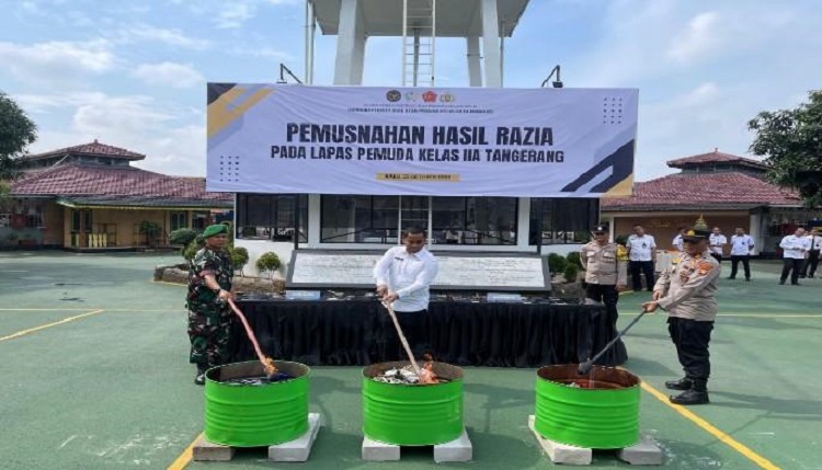 Lapas Pemuda Tangerang memusnahkan 568 ponsel dan ratusan barang elektronik hasil razia Januari–Oktober 2025. (Foto: Istimewa)
