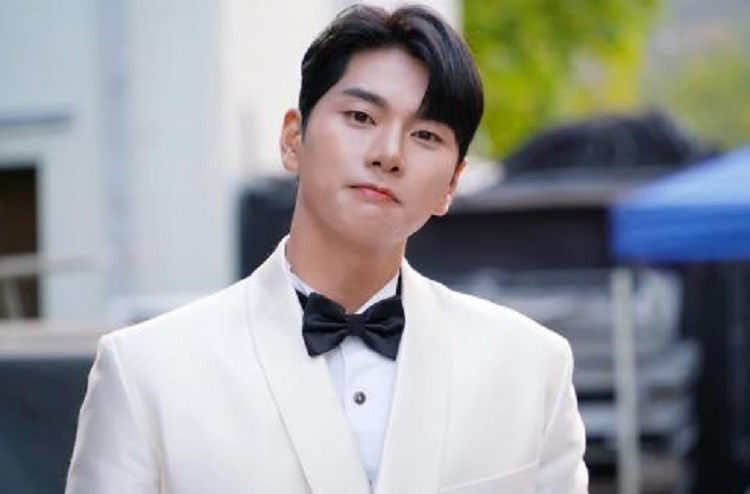 Aktor Lee Yi Kyung dituduh mengirim pesan cabul kepada perempuan. Agensi membantah dan ancam ambil tindakan hukum. (Foto: Instagram @luv89)