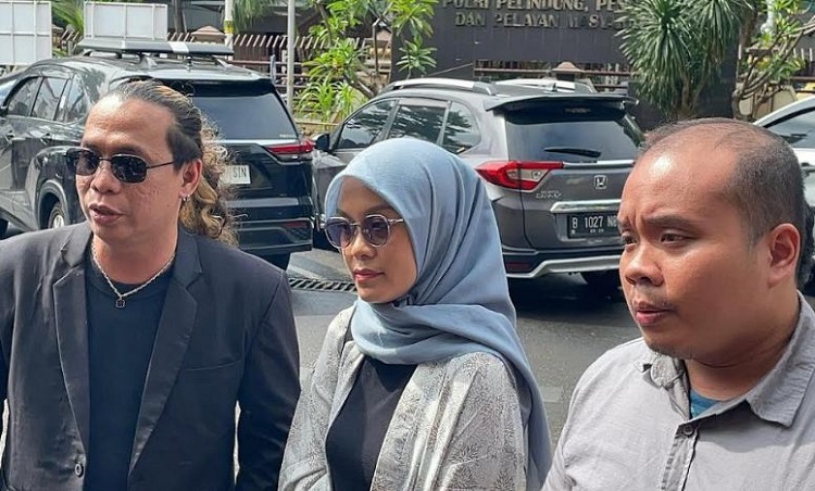 Eks karyawan Ashanty, Ayu Chairun Nurisa, ditahan Polres Tangsel atas dugaan penggelapan dana. (Foto: Okezone.com)