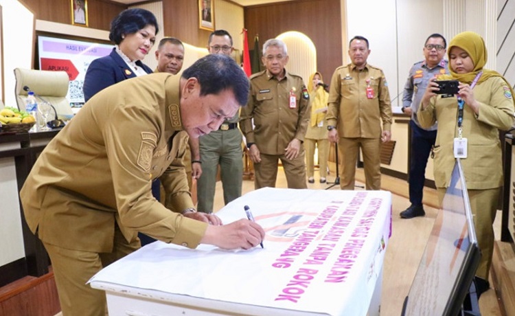 Bupati Tangerang, Maesyal, menandatangani spanduk Kawasan Tanpa Rokok (KTR). (Foto: Dok Pemkot Tangerang)