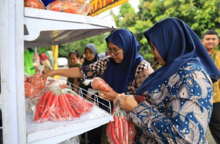 Pemkot Tangerang melalui DKP gelar Gerakan Pangan Murah di tiga puskesmas, sediakan paket sembako dengan harga terjangkau. (Foto: tangerangkota.go.id)