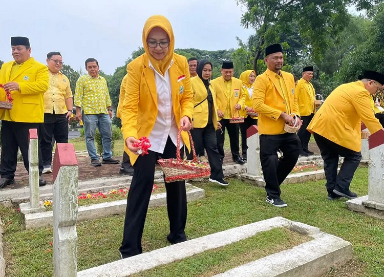 DPD Partai Golkar Tangsel rayakan HUT ke-61 dengan ziarah ke Taman Makam Pahlawan (TMP) Seribu, Serpong, Senin (20/10/2025). (Foto: IDN Times)