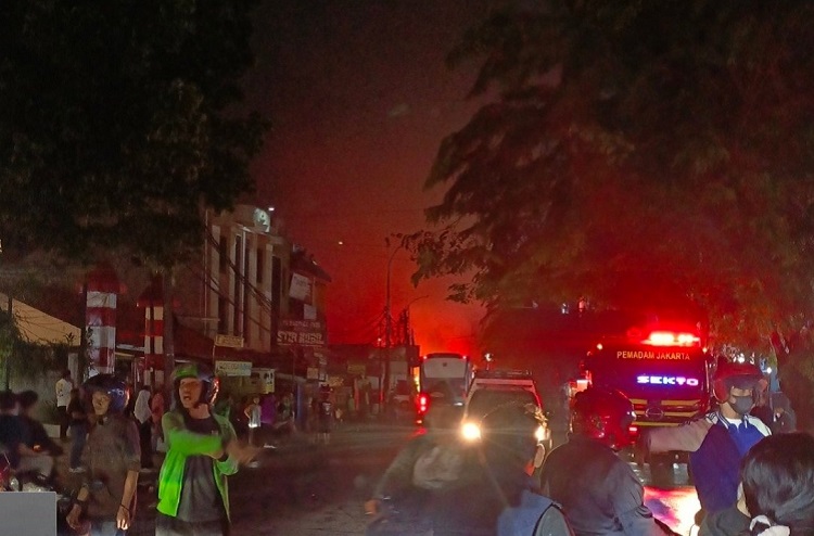 Bengkel di Ciledug Raya, Jaksel terbakar Kamis sore. Damkar kerahkan 11 unit. Diduga korsleting listrik, korban nihil. (Foto: Twitter/X)