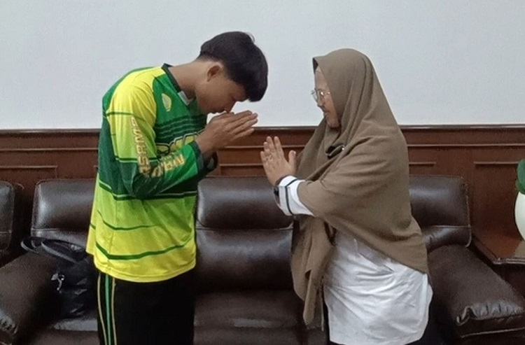 Dini Fitria, Kepala Sekolah SMAN 1 Cimarga di Lebak, menerima hadiah umrah gratis dari Ustad Haji Ahmad Rifky (Ustad Lancip) (Foto: Istimewa)