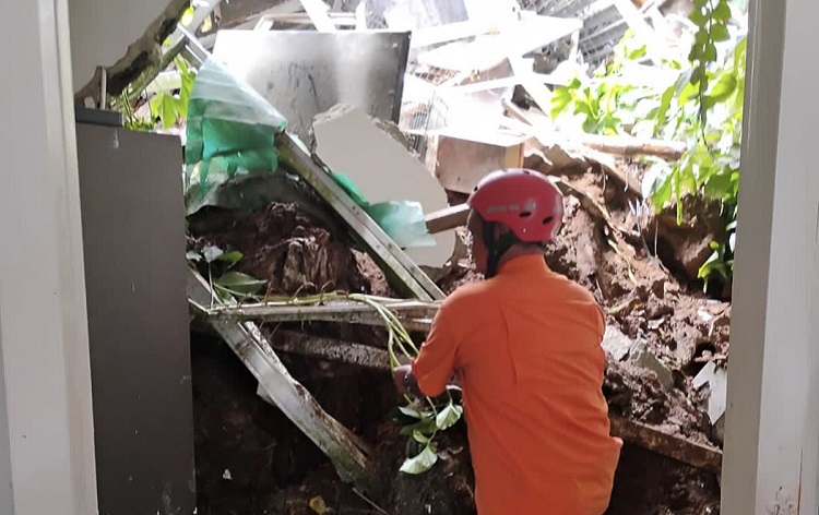 Peristiwa longsor di Pamulang, Tangsel, merusak tembok rumah satu keluarga. (Foto: Dok BPBD Tangsel)