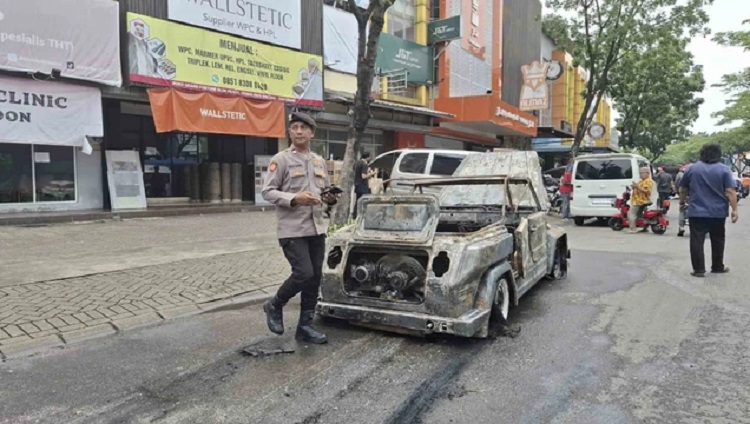 Sebuah mobil VW klasik yang mengangkut sepasang pengantin terbakar di Jalan Graha Raya, Paku Jaya, Serpong Utara, Tangsel, Jumat (3/10/2025) pagi. Dalam peristiwa itu tidak ada korban jiwa. Kerugian materi diperkirakan mencapai ratusan juta rupiah. (Foto: Istimewa)