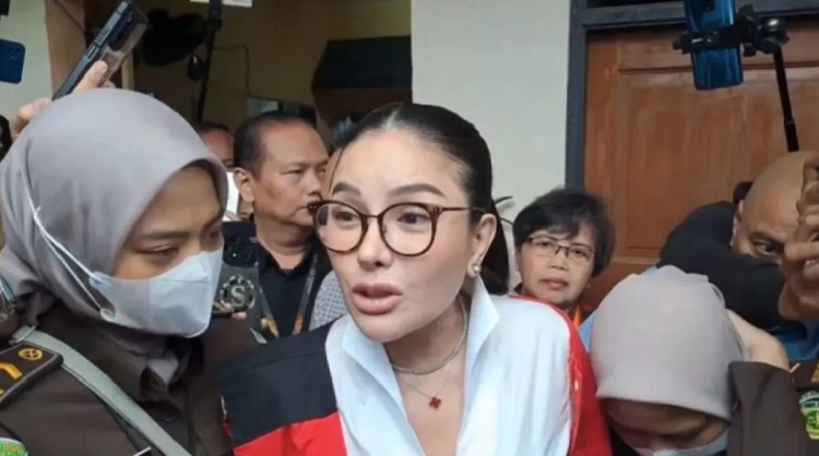 Artis Nikita Mirzani divonis empat tahun penjara dan denda Rp1 miliar dalam kasus pemerasan pengusaha skincare Reza Gladys. (Foto: Istimewa)