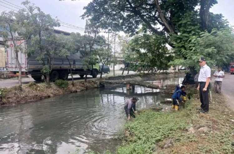 Pemerintah Kota Tangerang normalisasi drainase dan anak sungai Cisadane untuk mengantisipasi banjir saat musim hujan tiba. (Foto: Dok Pemkot Tangerang)