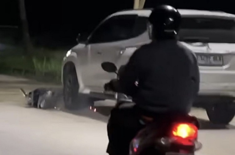 Viral di media sosial (medsos) mobil Daihatsu Pajero menyeret pengendara sepeda motor di Kawasan Suvarna Sutera, Senin (6/10) malam. (Foto: Instagram @aboutsinjay)