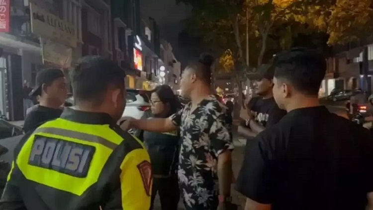 Polisi Kelapa Dua bersitegang dengan debt collector yang menarik paksa mobil ojol di Ruko Neo Arcade, Tangerang. (Foto: Istimewa)