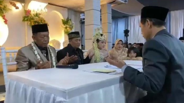 Pernikahan Mbah Tarman (74) dan Sheila (24) viral. Mahar cek Rp3 miliar dan mobil Camry diduga palsu. Ini faktanya. (Foto: KUA Bandar)