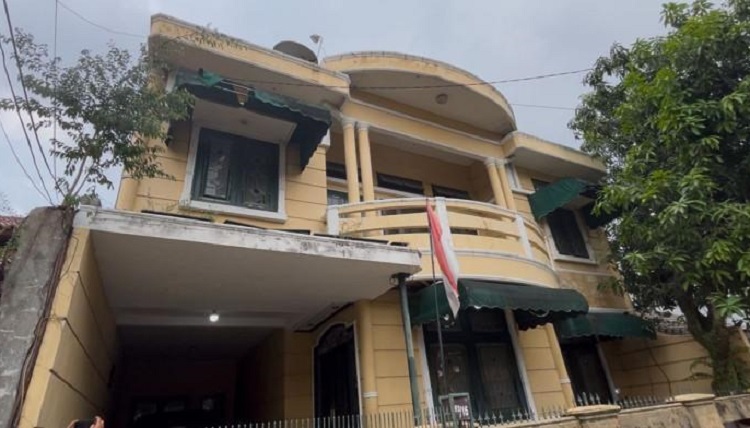 Rumah mewah di Pondok Aren, Tangerang Selatan, yang dijadikan lokasi dugaan penculikan dan penyekapan. Dalam kasus ini, Polda Metro Jaya telah menetapkan sembilan orang sebagai tersangka. (Foto: Tribun Tangerang)