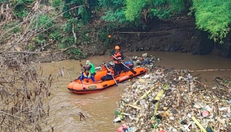 Seorang pria tercebur ke Kali Angke, Tangerang. Tim SAR gabungan melakukan pencarian menggunakan perahu dan alat pendeteksi bawah air. (Foto: Dok SAR Jakarta)