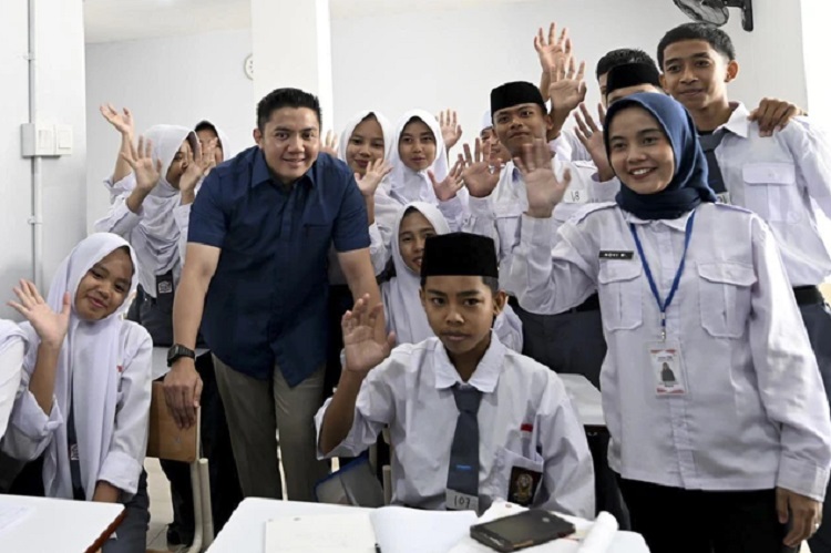 Menteri Sosial Gus Ipul dan Seskab Letkol Teddy Indra Wijaya mengunjungi SRMA 33 Tangsel. Mereka disambut meriah oleh siswa. (Foto: Dok Sekretaris Kabinet RI)