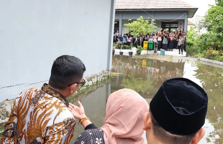 Gubernur Banten, Andra Soni, akan merelokasi SMAN 15 Tangerang ke daerah bebas banjir jika rehabilitasi tidak dapat dilakukan. (Foto: Dok Pemprov Banten)