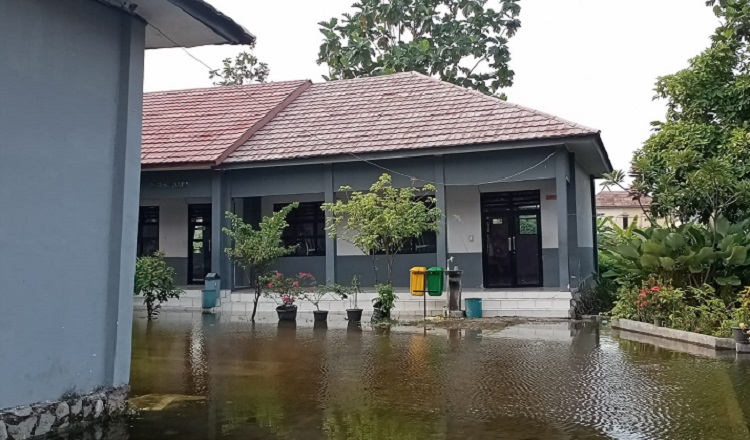 Kondisi bangunan SMAN 15 Kota Tangerang memicu kekhawatiran para orang tua siswa. Bangunan sekolah yang berdiri di samping Kali Sabi sering terendam banjir besar. (Foto: Tangerang Ekspres)