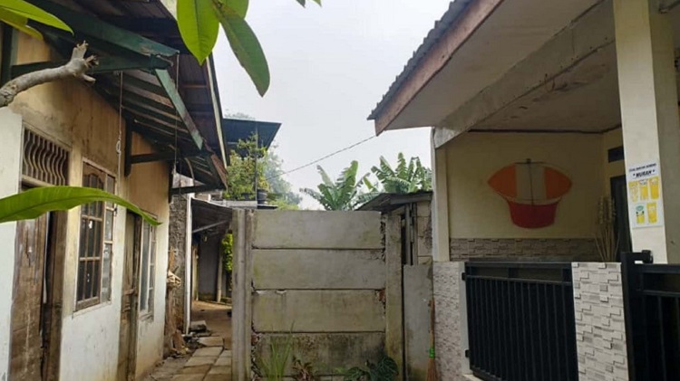 Warga Pondok Kacang Barat, Pondok Aren, Tangerang Selatan, terancam terisolir akibat penutupan jalan yang diduga dilakukan pengembang Graha Raya. (Foto: Tirto.id)