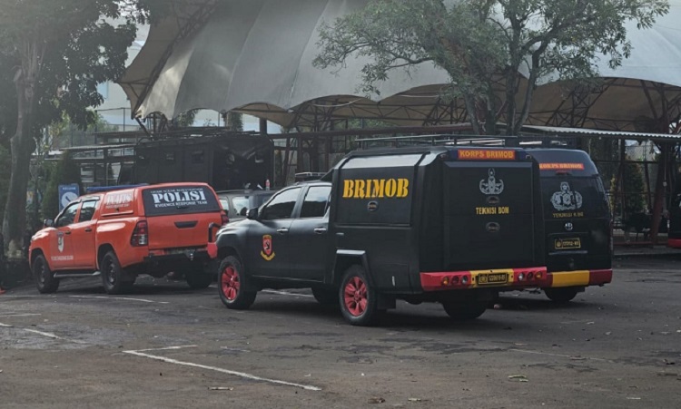 Mobil Gegana Polri berjaga-jaga di lokasi teror bom. Dua sekolah internasional di Tangerang menerima ancaman bom via pesan elektronik. (Foto: Istimewa)