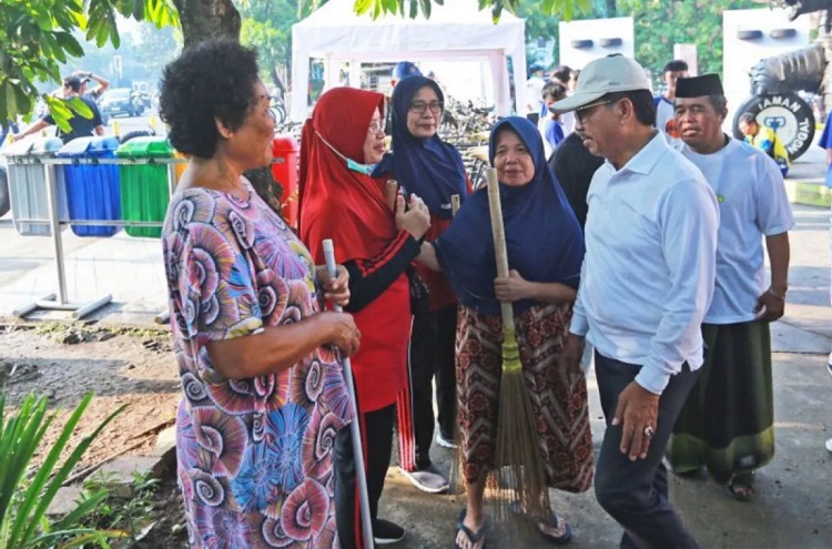 Wali Kota Tangerang Sachrudin meninjau aksi Gerakan Jumat Bersih di beberapa lokasi di Kota Tangerang. (Foto: Dok Pemkot Tangerang)