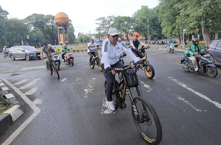 Wali Kota Sachrudin bersama Wakil Wali Kota Tangerang, Maryono bersepeda menuju kantor. Pemkot Tangerang tengah mensosialisasikan Hari Bebas Kendaraan Bermotor yang diterapkan setiap hari Jumat. (Foto: Dok Pemkot Tangerang)
