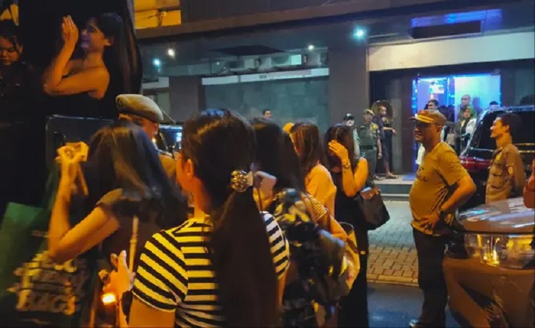 Satpol PP Tangsel razia tempat hiburan malam di Ruko RGB Serpong. 41 LC karaoke diamankan, 99 botol miras disita, dan kondom ditemukan. (Foto: Istimewa)