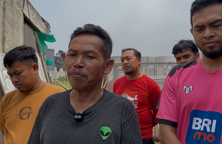 Puluhan warga Ciputat terisolasi akibat penutupan jalan beton oleh pihak yang mengklaim lahan pribadi tanpa prosedur hukum. (Foto: kompas.com)
