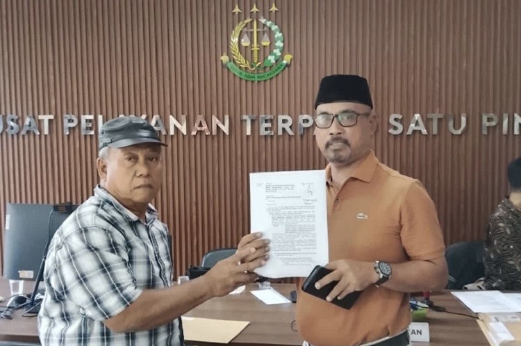 Warga Kelurahan Muncul, Tangerang Selatan, melaporkan BRIN ke Kejati Banten terkait rencana penutupan jalan provinsi di KST Serpong. (Foto:; Dok warga)
