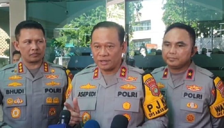 Kapolda Metro Jaya, Irjen Pol Asep Edi Suheri, mengunjungi korban ledakan di SMAN 72 Jakarta. Dia mengatakan, 54 orang mengalami luka ringan dan sedang dalam peristiwa itu. (Foto: Aktual Tangerang/Robby Kurniawan)