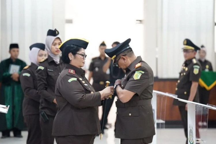 Kajati Banten melantik sejumlah pejabat, termasuk Apreza Darul Putra sebagai Kajari Tangsel, untuk memperkuat kinerja penegakan hukum di Banten. (Foto: Istimewa)