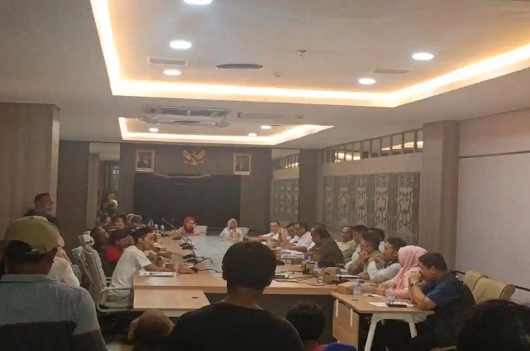 Puluhan pedagang kaki lima (PKL) Pasar Serpong menghadiri rapat dengar pendapat bersama Komisi II DPRD Kota Tangsel, Rabu (12/11/2025). (Foto: Tribun Banten)